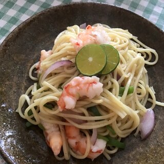 むき海老とピーマン、紫玉ねぎの塩焼きそば